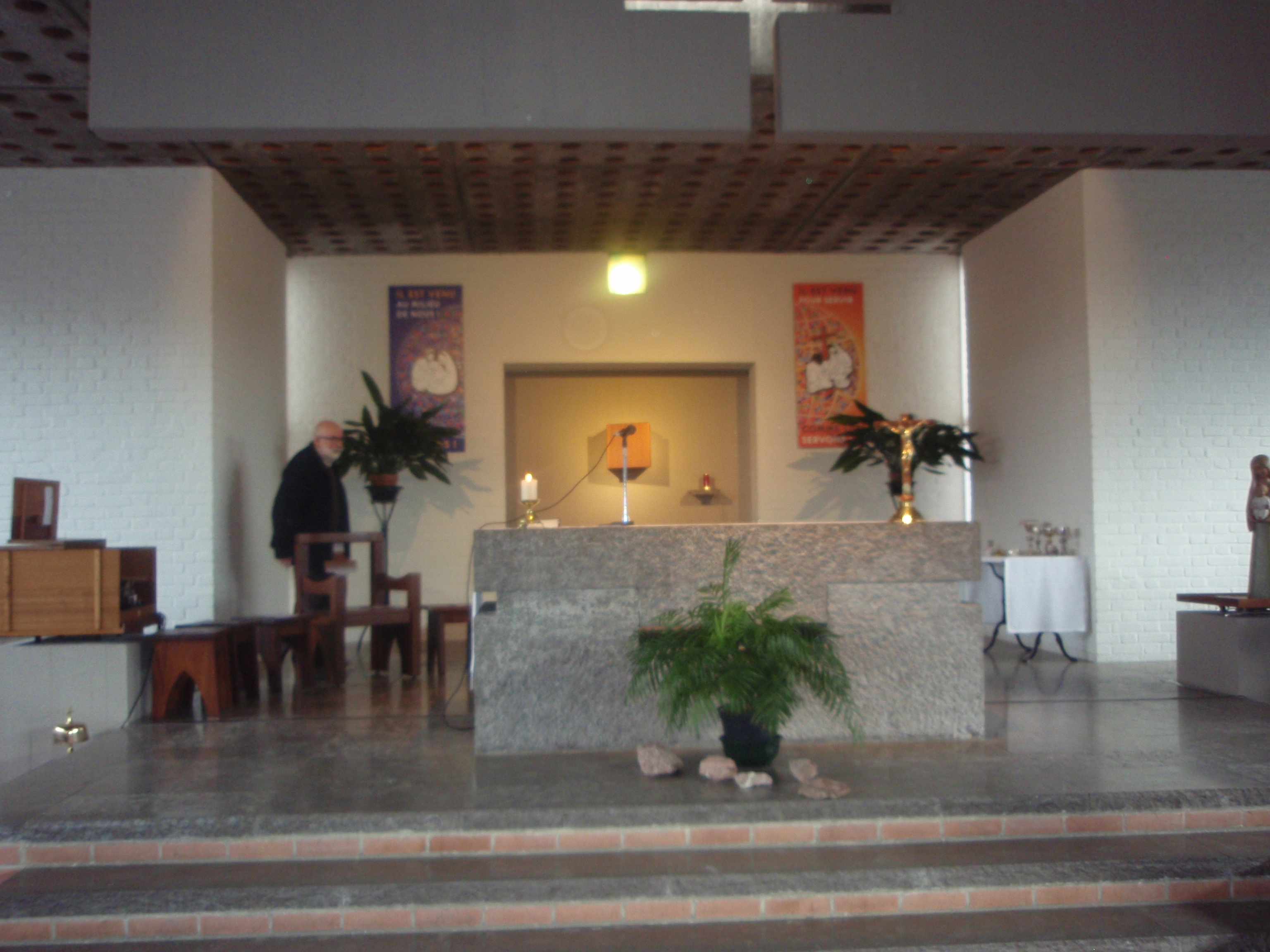 Le tabernacle placé maintenant sur le mur du fond du chœur