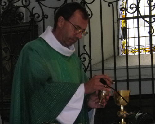 "Comme cette eau se mêle au vin par le sacrement de l'Alliance, puissions-nous être unis à la divinité de Celui qui a pris notre humanité"