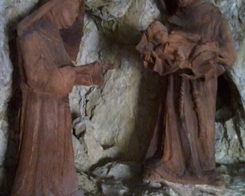 Cette crèche est représentée avec St François et Sainte Claire