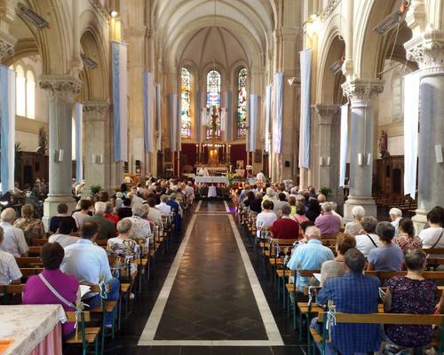eglise pleine.jpg