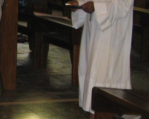 L'hostie est amenée à la table eucharistique pour être consacrée.