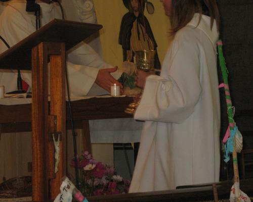 Le Calice contenant le vin est posé sur la table eucharistique pour la Consécration