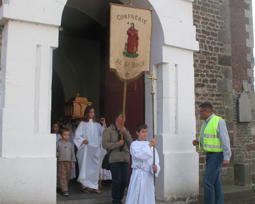 La bannière et les reliques de St Roch suivant la CROIX du CHRIST

Saint François en Val d'Escaut