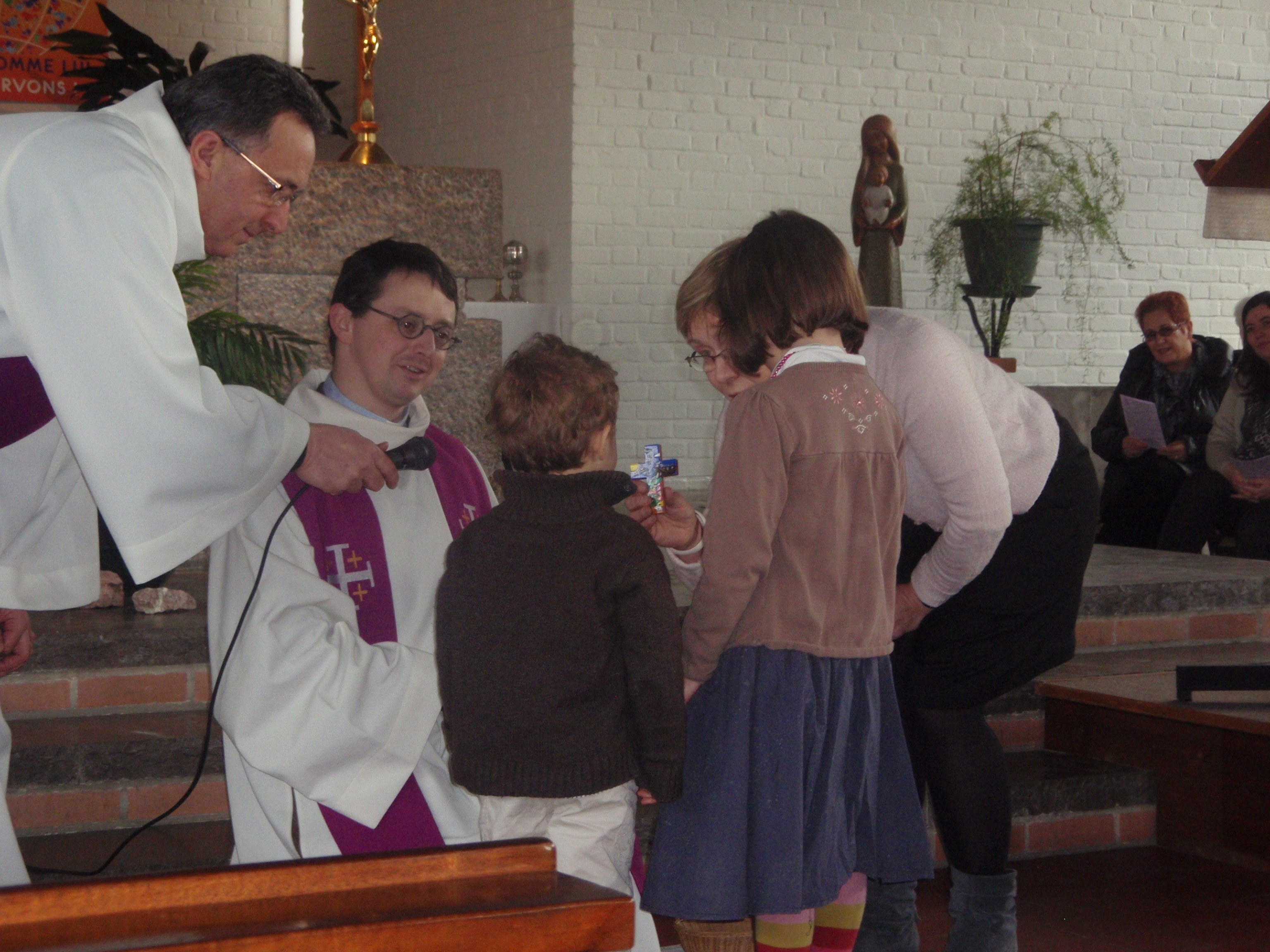 Les enfants en chemin vers le baptême reçoivent une croix