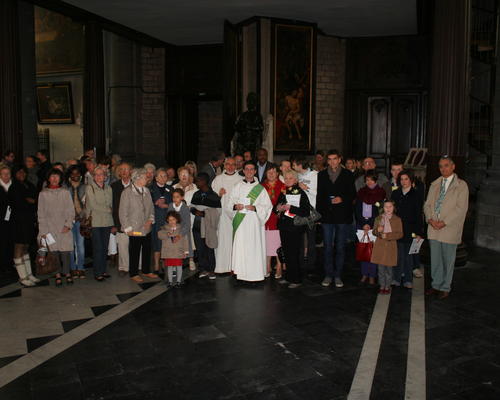 Photo de groupe avec quelques paroissiens