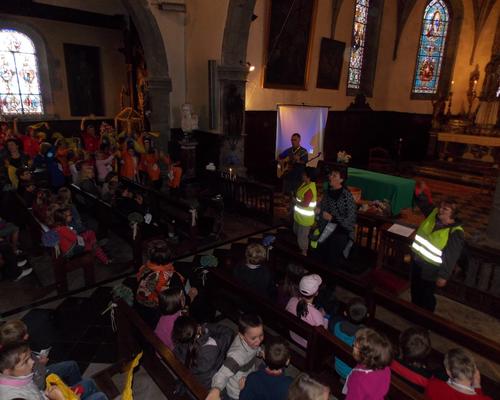 L'assemblée des jeunes dans l'église de Liessies
