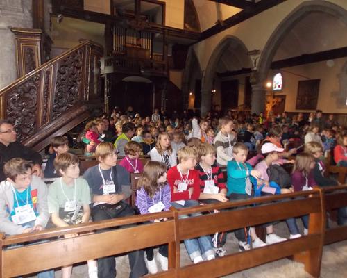 Les enfants reçoivent les consignes