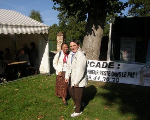 Soeurs du Prado au Cateau, devant leur stand "ARCADE"