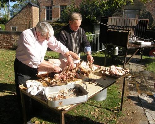Préparation du cochon nourricier...