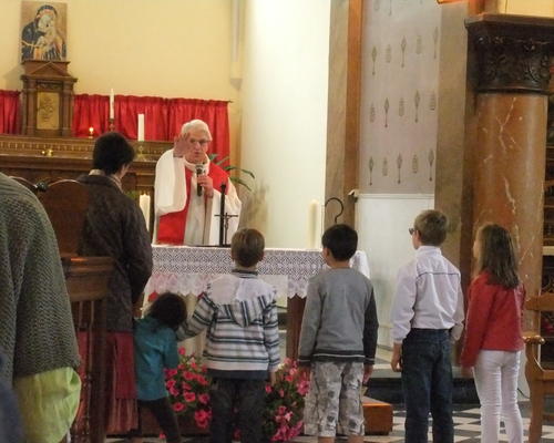 Réunis devant l'autel, les enfants reçoivent la benediction de l'Abbe JP JETTE  en fin de messe