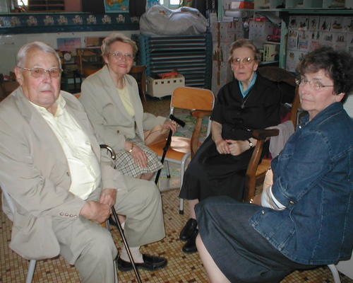 Sr Marie-Dominique et des anciens