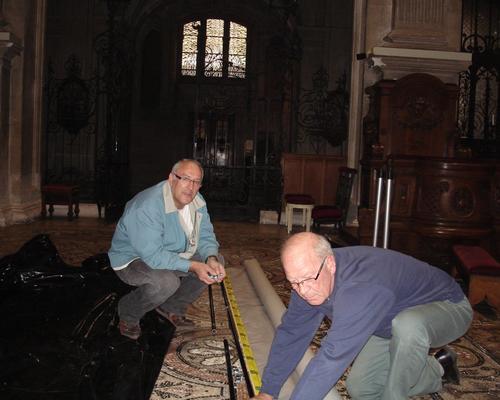 Christian et André préparent l'écran géant