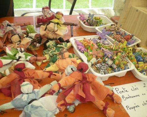 vente de porte-clés à une foire