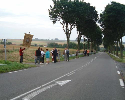 i - Rassemblement à la sortie d'Esnes