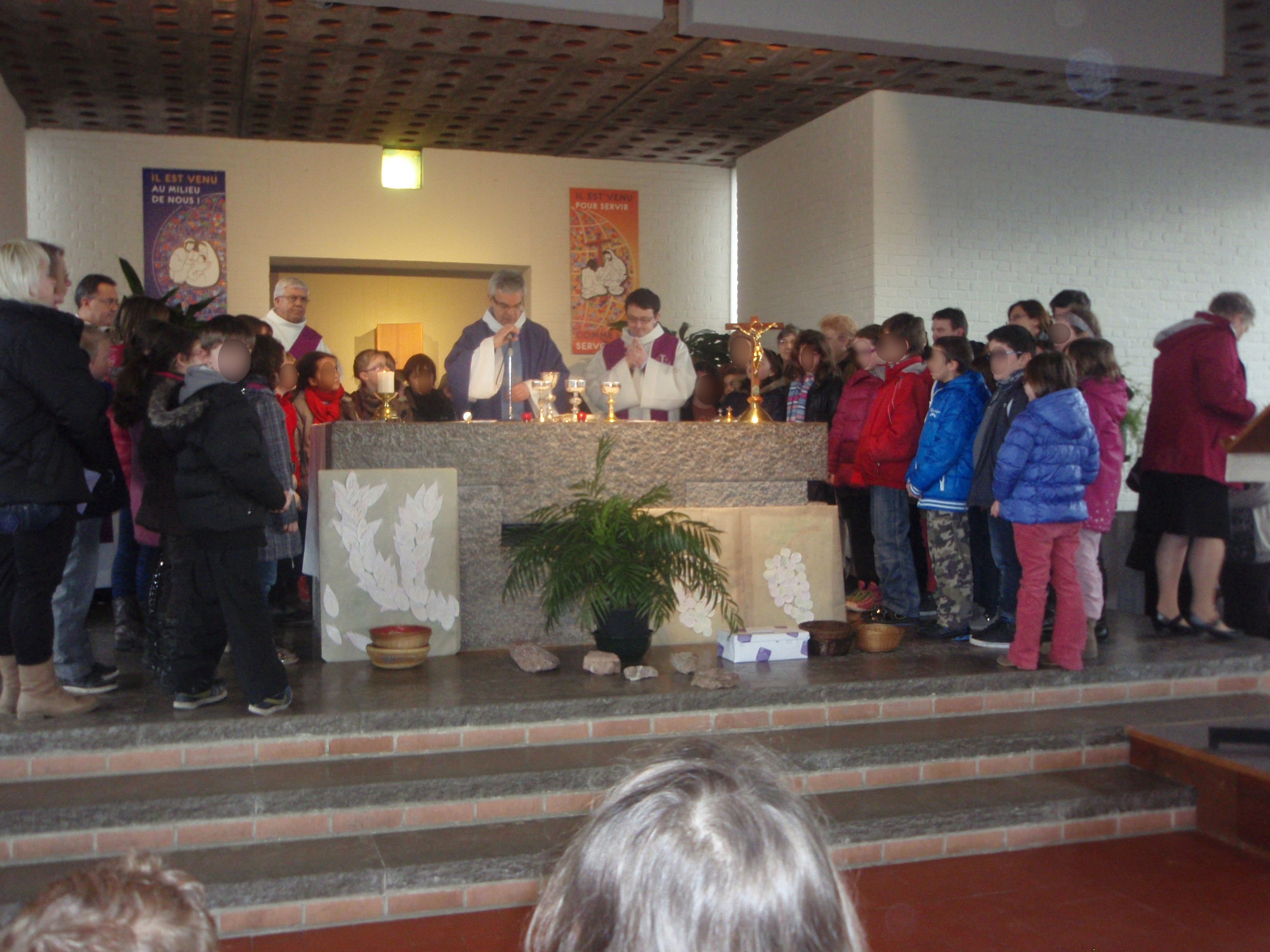 Tous les enfants du caté autour de l'autel lors de la consécration