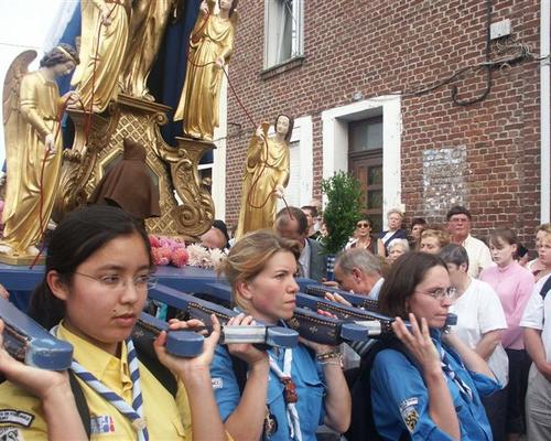 Des jeunes portent la vierge