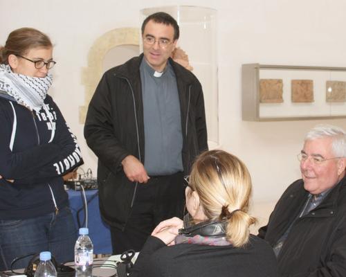 Avant l’émission, le Père Eric Boutrouille s'entretient avec Mgr François Garnier,  Marie Payen et Florence Gault (de dos)