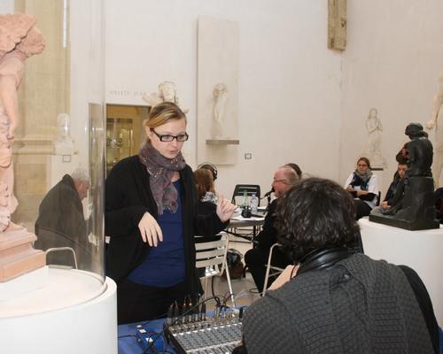 Pendant la diffusion d'un reportage, Florence Gault s'entretient avec le technicien (de dos)