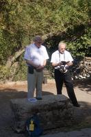 P. Denis Lecompte et Philippe Verner aux sources du Jourdain.