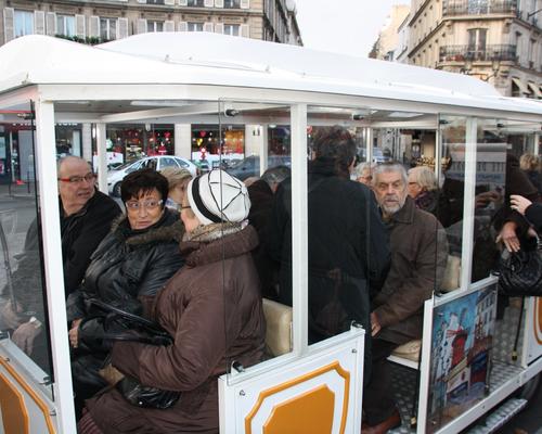 Les participants montent dans le petit train