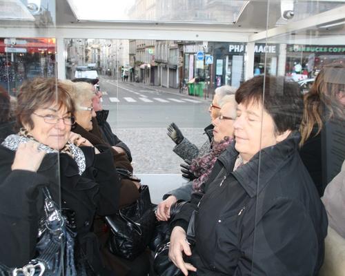 Les participants montent dans le petit train