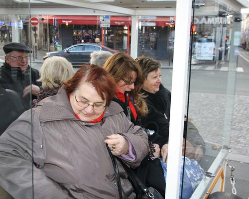Les participants montent dans le petit train