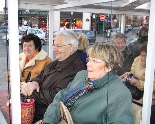 Les participants montent dans le petit train
