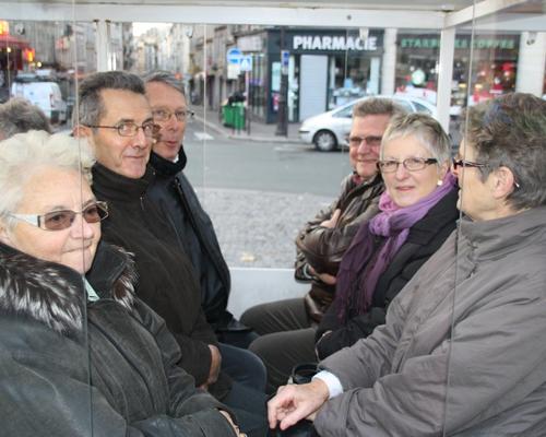 Les participants montent dans le petit train