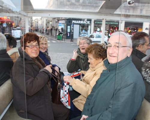 Les participants montent dans le petit train