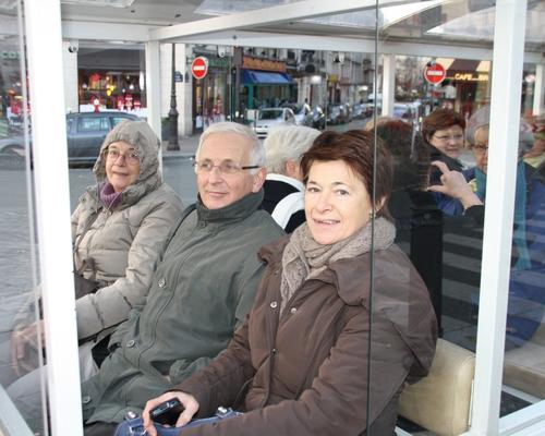 Les participants montent dans le petit train
