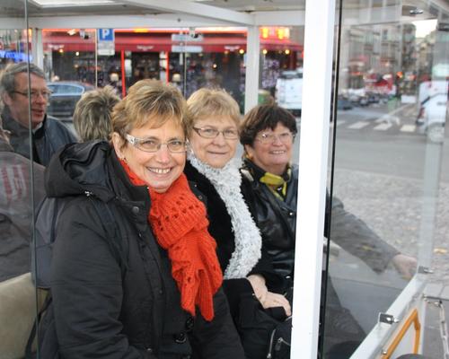 Les participants montent dans le petit train