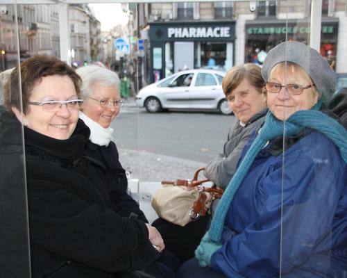 Les participants montent dans le petit train