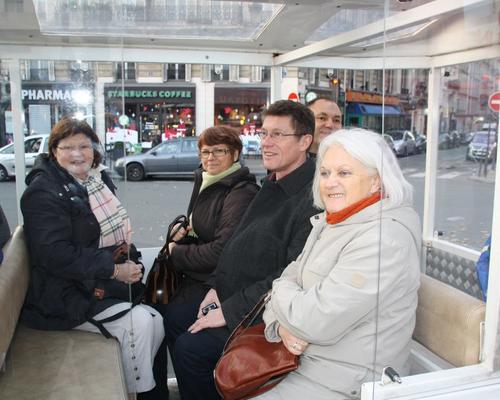 Les participants montent dans le petit train