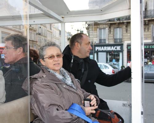 Les participants montent dans le petit train