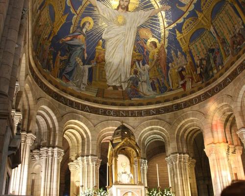 Pendant la prière du Sanctuaire