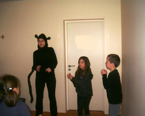  une autre équipe à l'atelier liturgique s'exerce à gestuer le chant d'entrée 