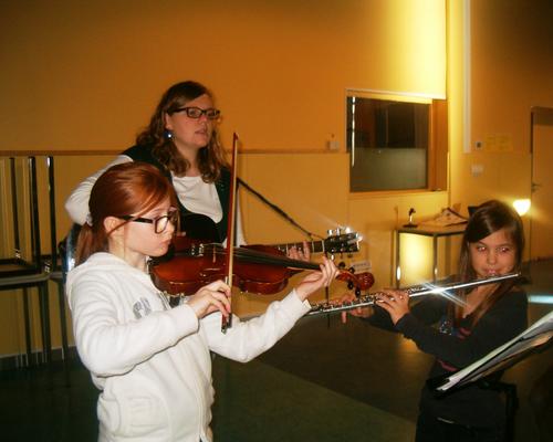 à midi, les musiciennes s'exercent  