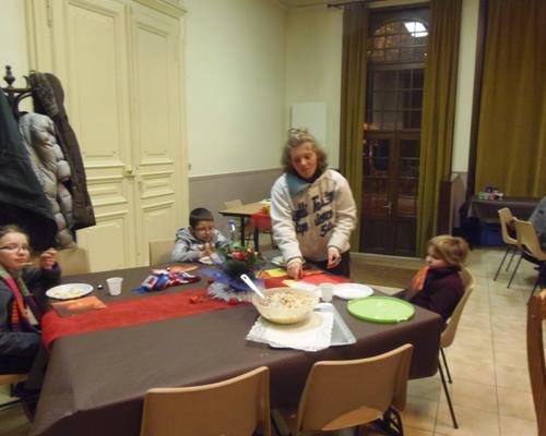 Christelle veille sur les enfants .Marie n’est pas décidée à manger ?