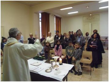Petits et grands sont très attentifs . 
Le Seigneur est là …
