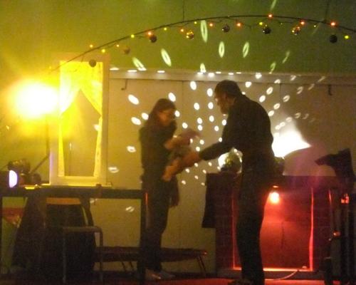 Il rencontre DIEU dans les gens à qui il rend service: la MERE et SON ENFANT à qui il donne des chaussures (1)