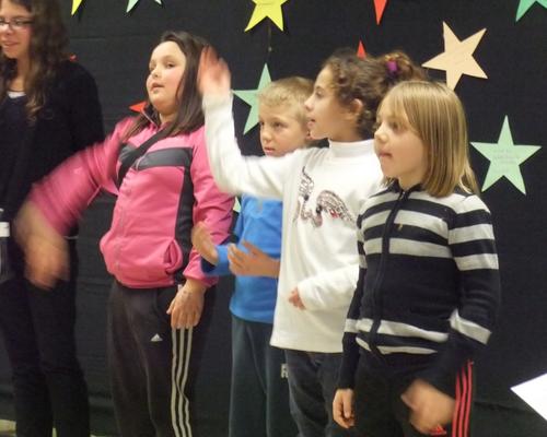 Par des gestes et chants, les enfants nous transmettent la JOIE de la LUMIERE de NOËL