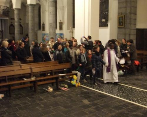 Au début de la Messe, les enfants arrivent avec LE PRETRE à l'autel
