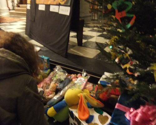 LES ENFANTS, aussi, partagent: ils ont apporté des cadeaux pour les donner au Secours Catholique