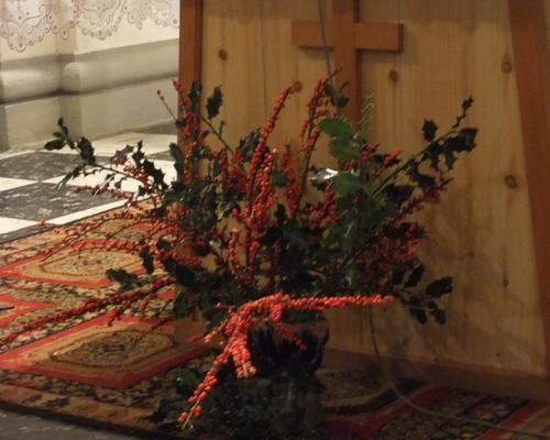 HERGNIES: Eglise St AMAND fleurie pour célébrer le 3ème dimanche de l'AVENT, celui de LA JOIE