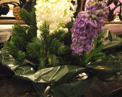 Le bouquet de jacinthes pour rappeler que JESUS, dès sa naissance est en marche vers PAQUES, accomplissement de sa vie d'homme.