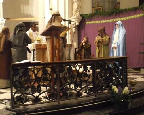 Le PRETRE, JOSEPH,  MARIE, les BERGERS, les ANGES sont dans le choeur.