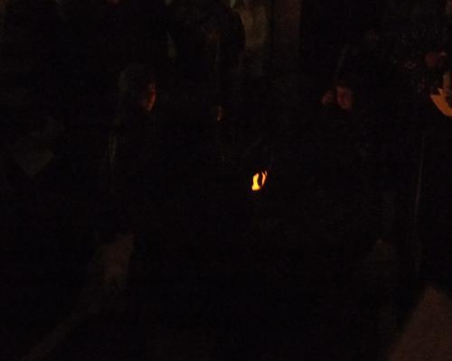 Les bergers sont autour d'un feu dans la nuit...