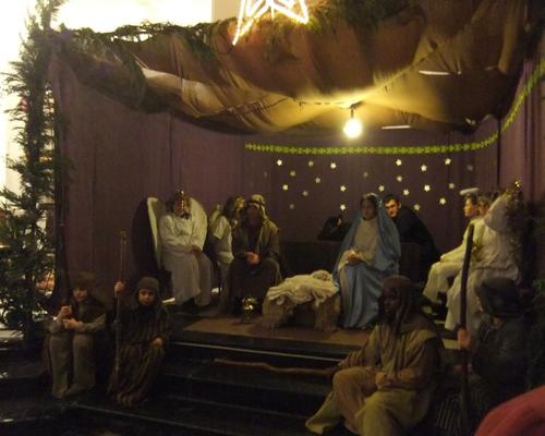 Tout au long de la MESSE, la crèche nous rappelle que JESUS a été envoyé par DIEU parmi les hommes pour nous montrer le vrai chemin de LUMIERE. 