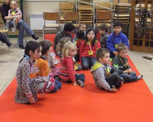 Les enfants écoutent Anne-Marie qui leur parle de JESUS
