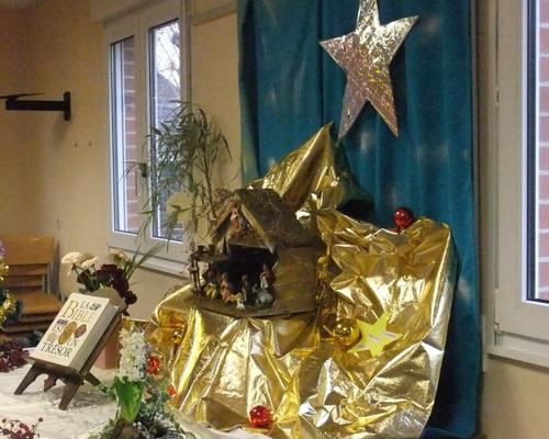 La Parole a été apportée près de la crèche et de l'étoile.